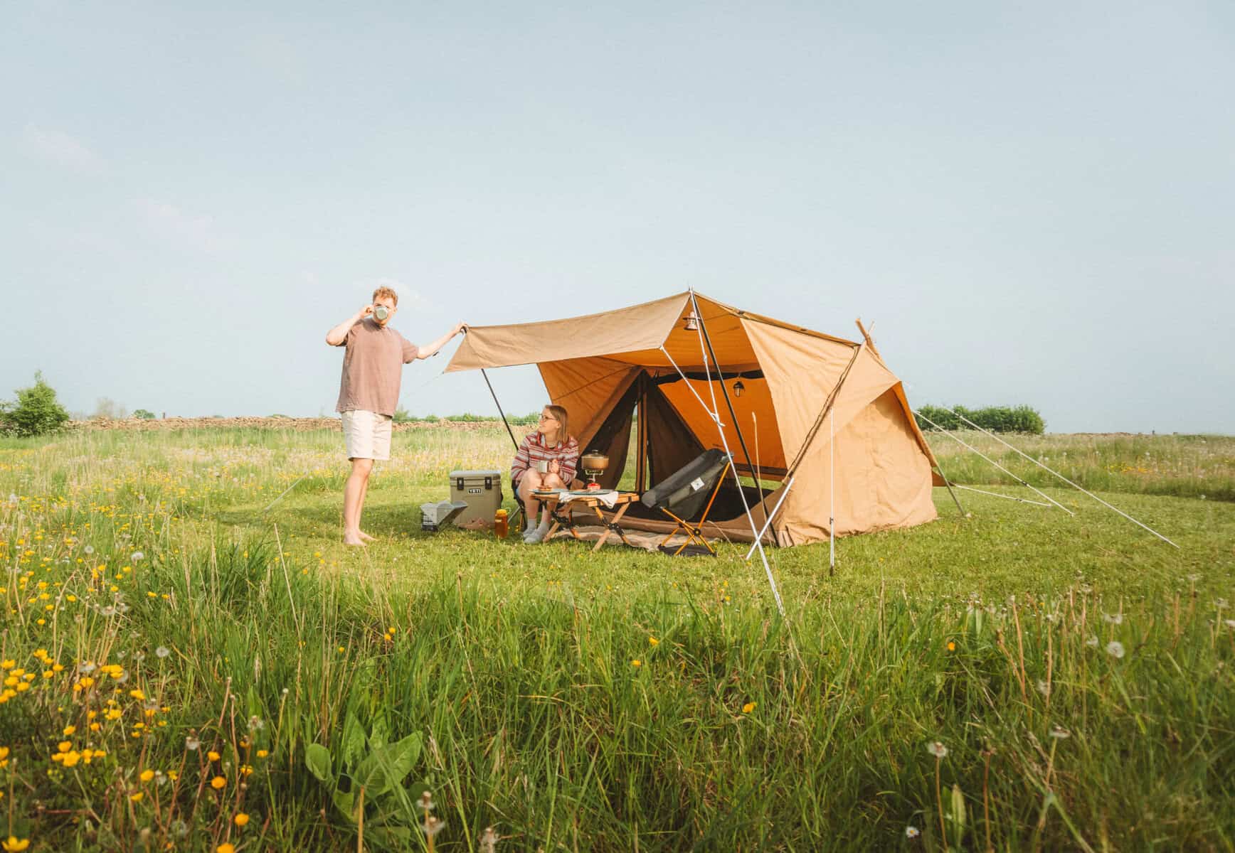 Flexibles Kuppelzelt in Feldmitte, Naturcamping im Grünen, Outdoor-Campingausrüstung, Campingzubehör für Naturabenteuer, nachhaltiges Camping, Camping im Grünen, Campingurlaub, Campingplatz, Naturerlebnis, Outdoor-Aktivitäten, Freizeit, Campingzelt, Zelten im Grünen, Camping Camping.