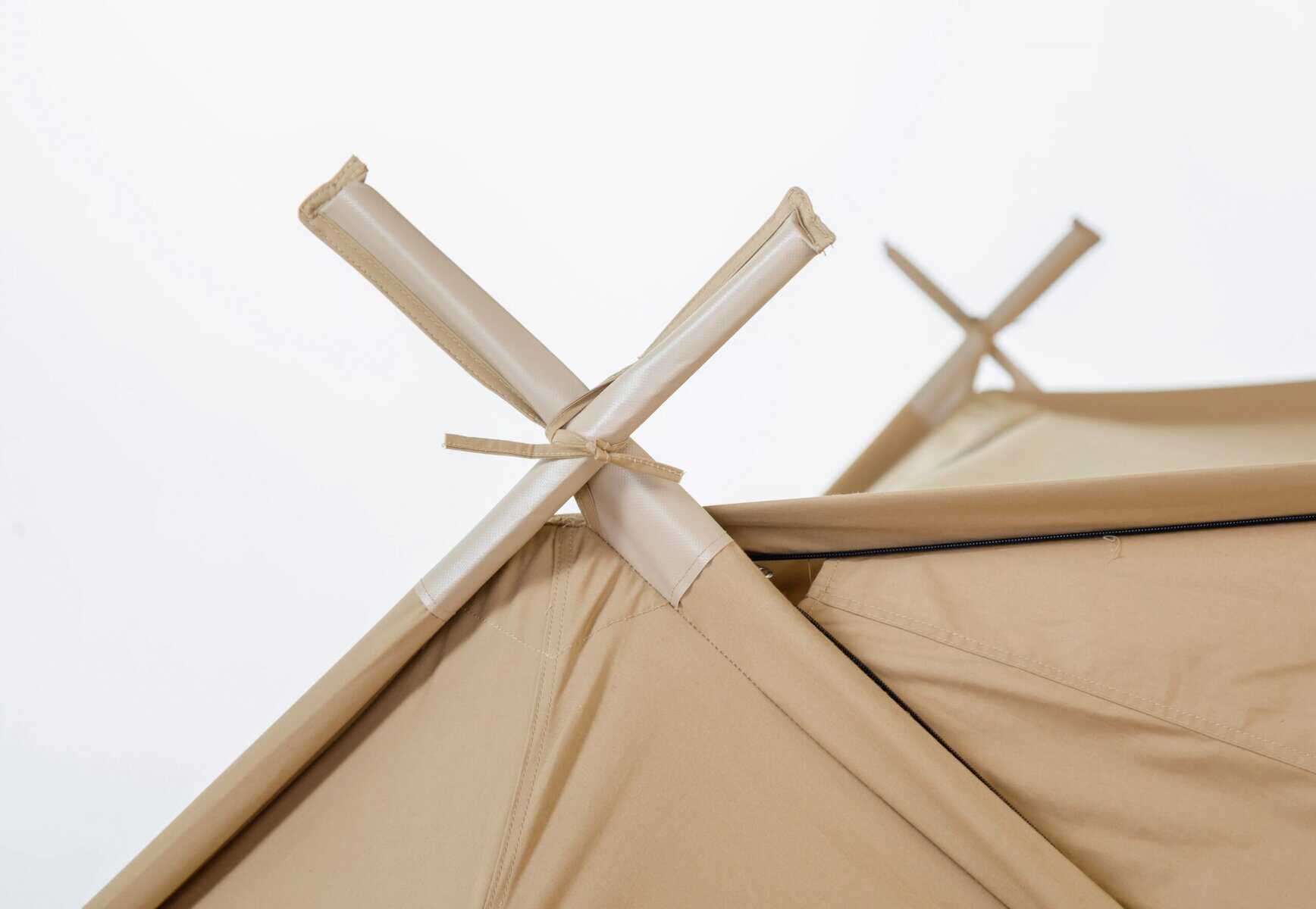 Sturmlasche eines beige Sonnenschirms, Fokus auf die stabile Befestigung und windfeste Konstruktion, ideal für wärme- und sonnenschutz im Garten oder auf Terrasse.
