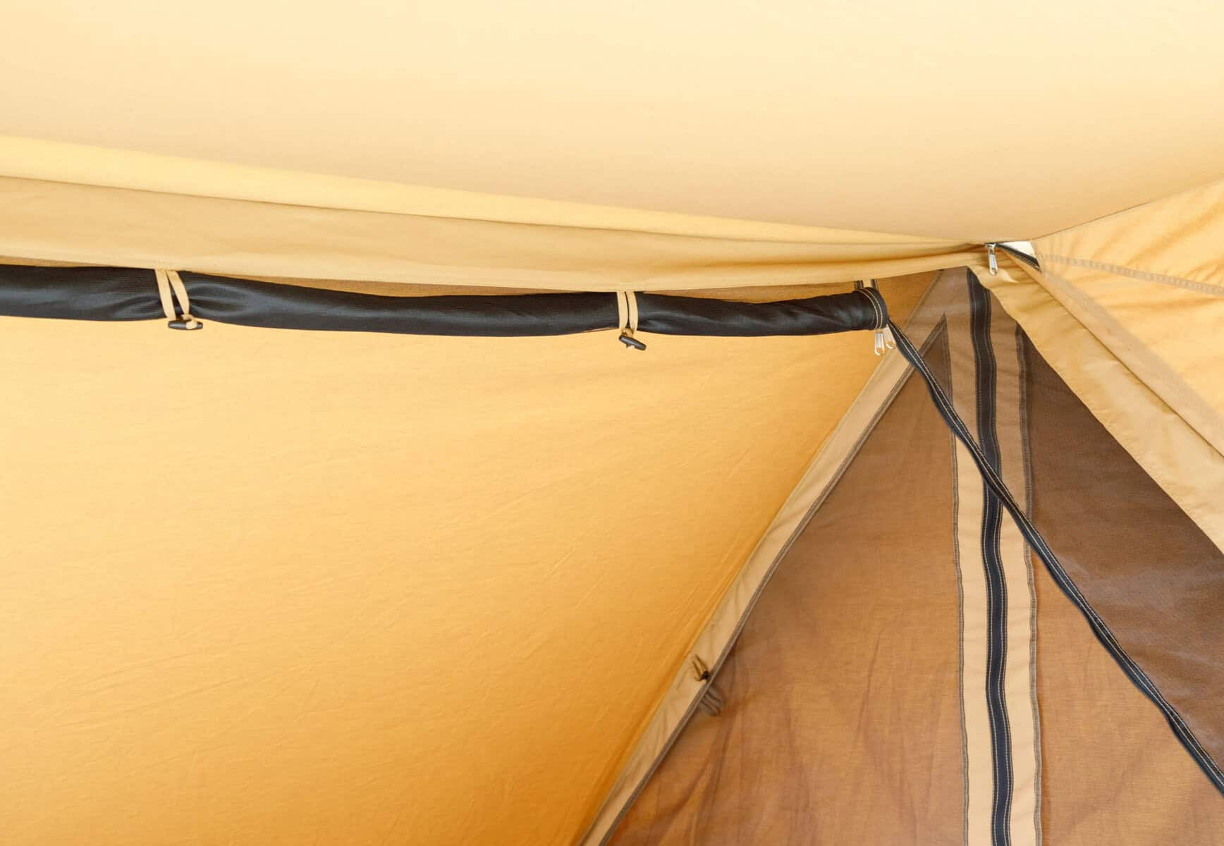 Hochwertige Camping- und Zeltausrüstung, Zeltinnenraum mit robustem Gestänge, perfekter Schutz vor Witterung, langlebige Materialien für Outdoor-Abenteuer.