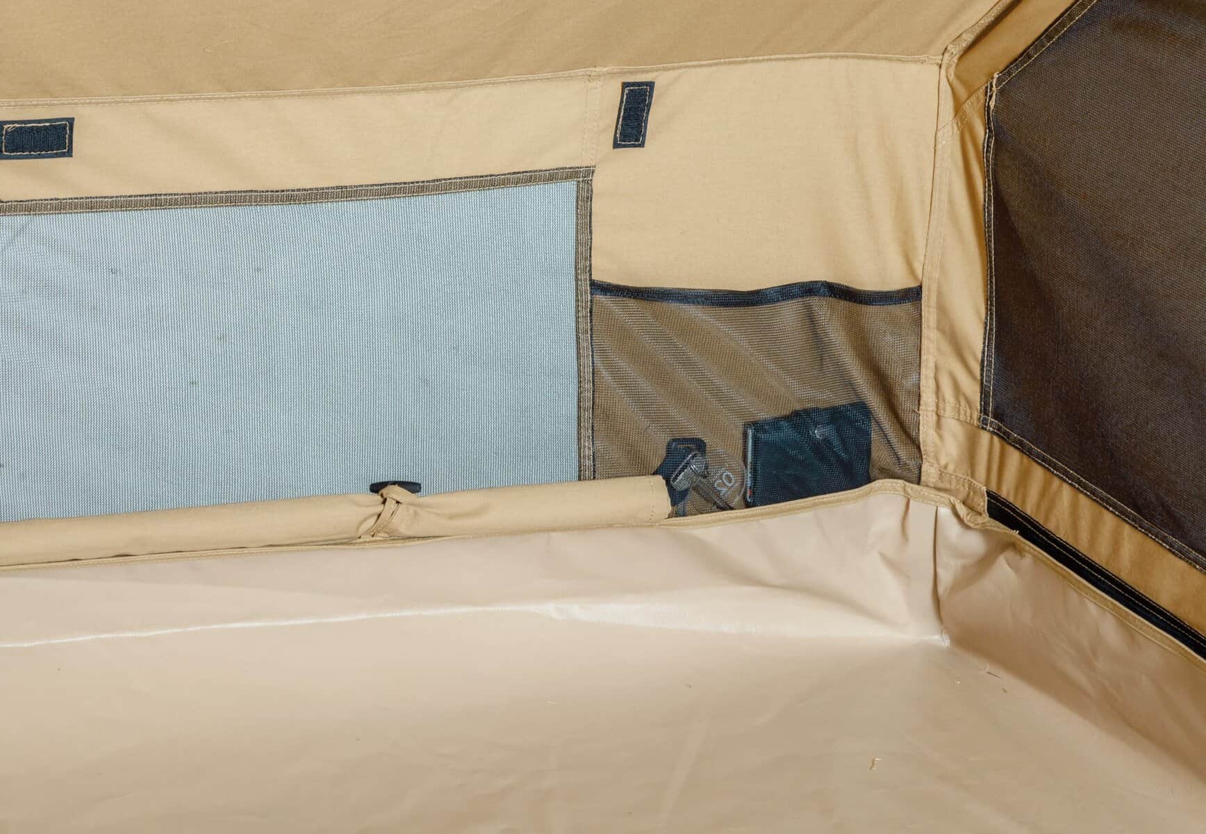 Hochwertiger Kofferorganizer aus robustem Material mit Mesh-Fächern, ideal für Reise- und Aufbewahrungszwecke, sorgt für Ordnung und Übersichtlichkeit.