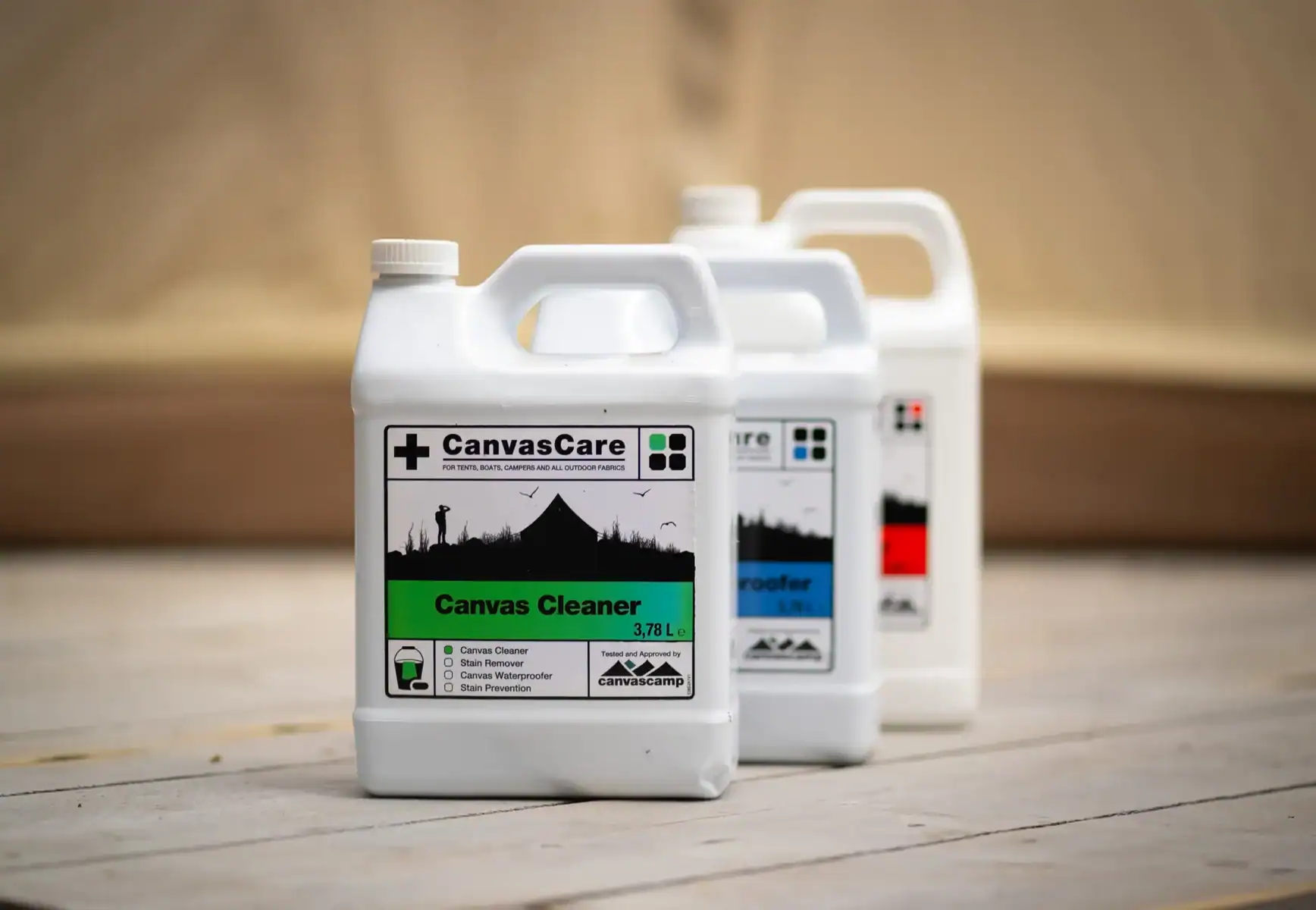 Reinigungslösung für Canvas-Textilien, Graphik illustration, geeignet für Zelt-, Boot- und Campingstoffe. Hochwertiger Canvas Cleaner in praktischer 3,78L Flasche für outdoor Anwendungen.