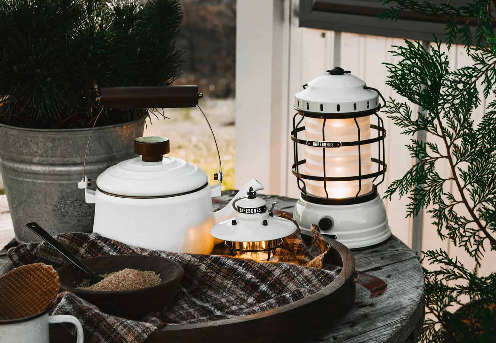 Helles Laternen-Set auf rustikaler Holztisch mit Tasse, Waffeln und Herbstdeko, ideal für gemütliche Abende im Freien, dekoratives Camping- oder Gartenaccessoire, warmes Licht, entspannte Atmosphäre, langlebiges Design, outdoor geeignet, stilvolle Beleuchtung, Camping- oder Gartenfotografie, authentisches Outdoor-Feeling, langlebige Leuchten, auf rustikalen Einrichtungsstil abgestimmt, für Winter- und Herbstdekoration, stimmungsvolle Beleuchtung, hochwertiger Metallrahmen, für entspannte Abende im Garten.