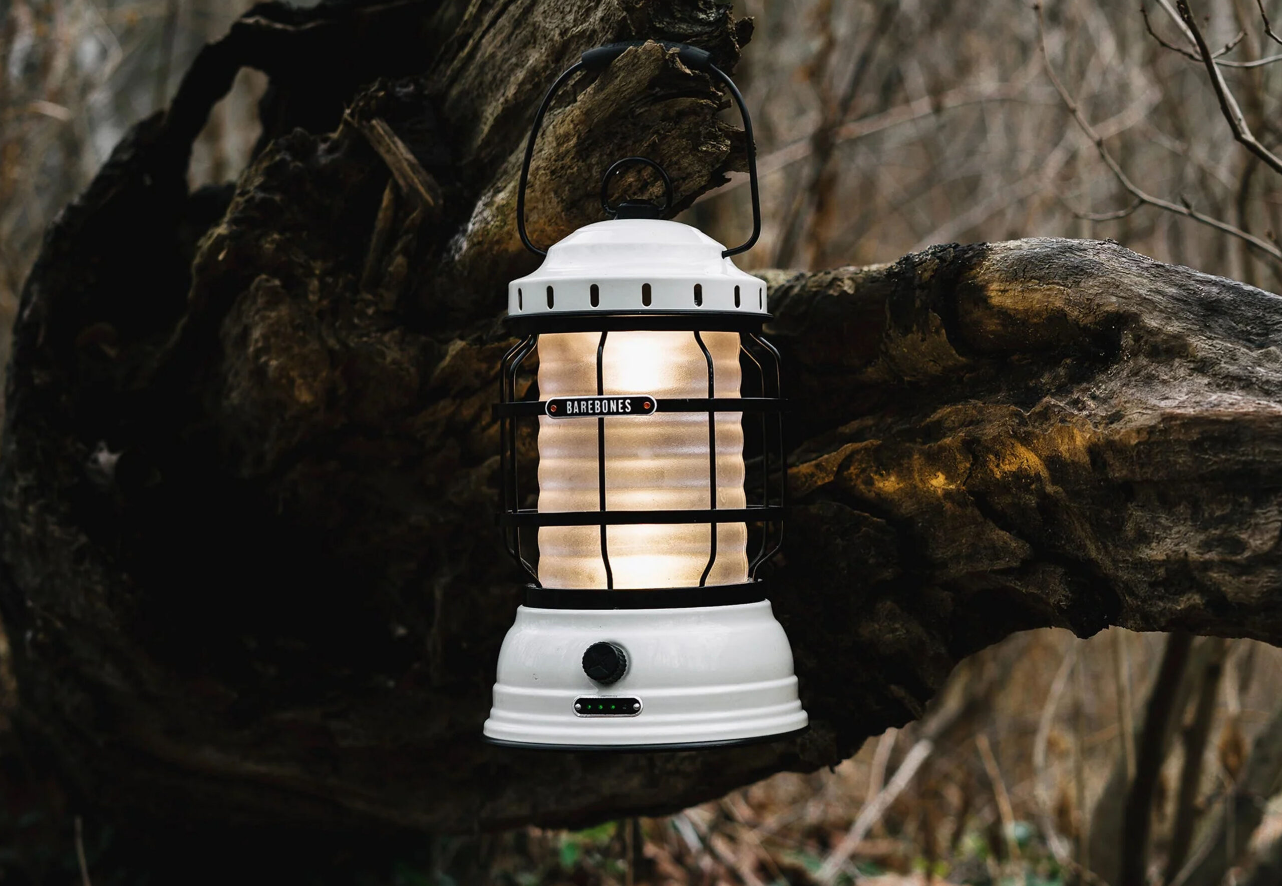Leuchtende Campinglaterne im Wald, ideal für Outdoor und Abenteueraktivitӓten, mit langlebigem Design und Energieeffizienz, perfekt für Notfälle und Campingausrüstung.