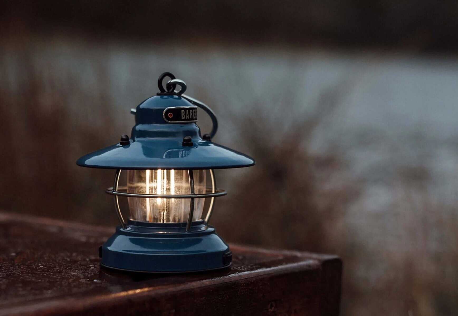 Vintage Laterne in dunklem Blau mit warmem Licht, ideal für stimmungsvolle Beleuchtung, Outdoor und Camping. Robust und langlebig, perfekt für Naturabenteuer und Gartenmöbel.