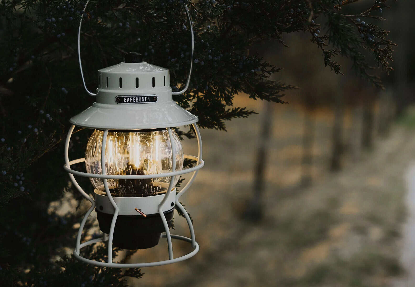 Energiesparlaterne im Garten, dekorative Außenbeleuchtung für gemütliche Abende, Solar-Licht, nachhaltige Beleuchtung, wetterfeste Jackery Laterne, stimmungsvolle Beleuchtung im Außenbereich, Garten Atmosphäre, nachhaltige Beleuchtungslösung.