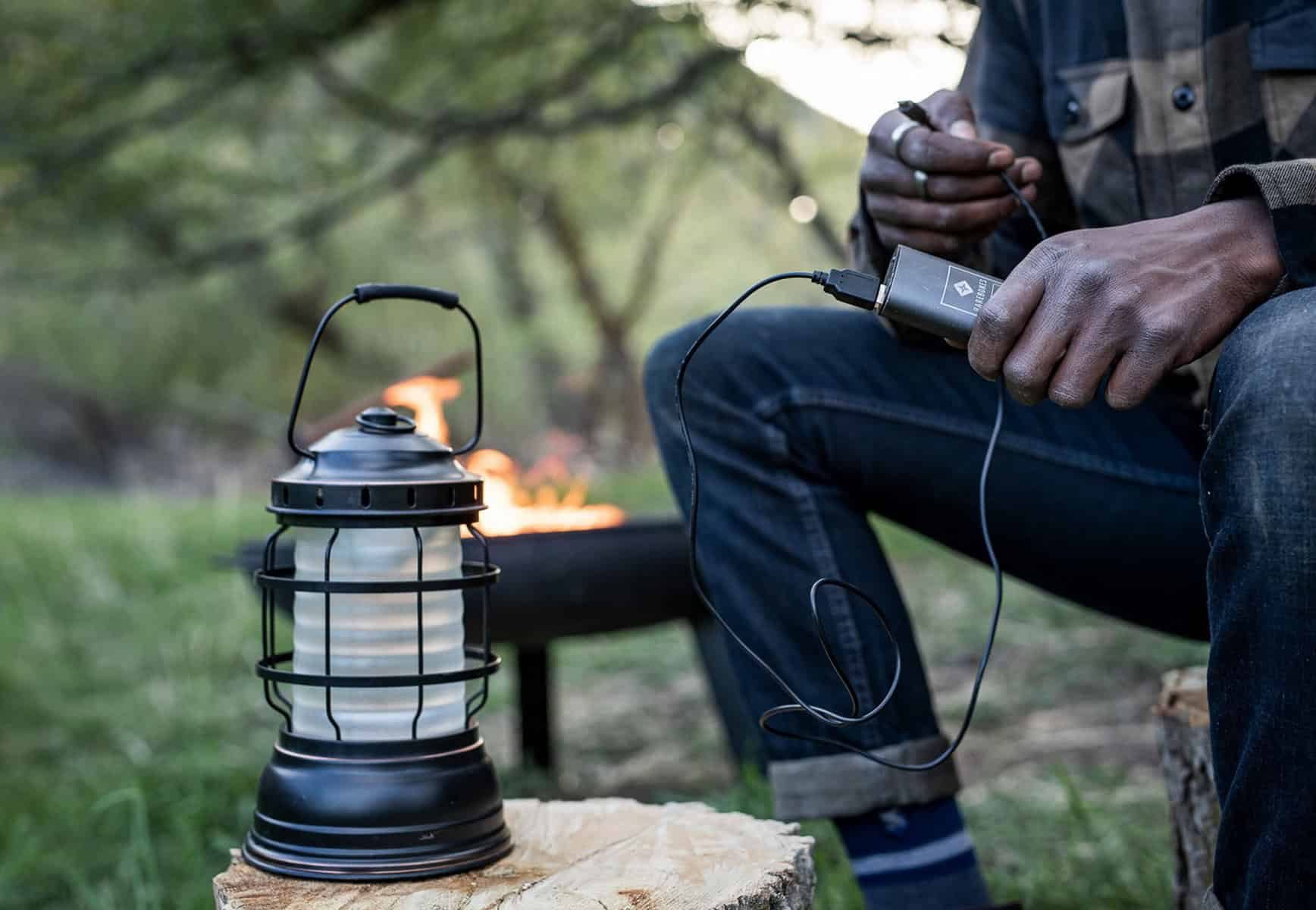Vorsicht bei der Verwendung von Batterielampen beim Camping. Achten Sie auf sichere Handhabung und Vermeidung von Brandgefahr. Ideal für Outdoor-Abenteuer, Camping und Notfallsituationen.