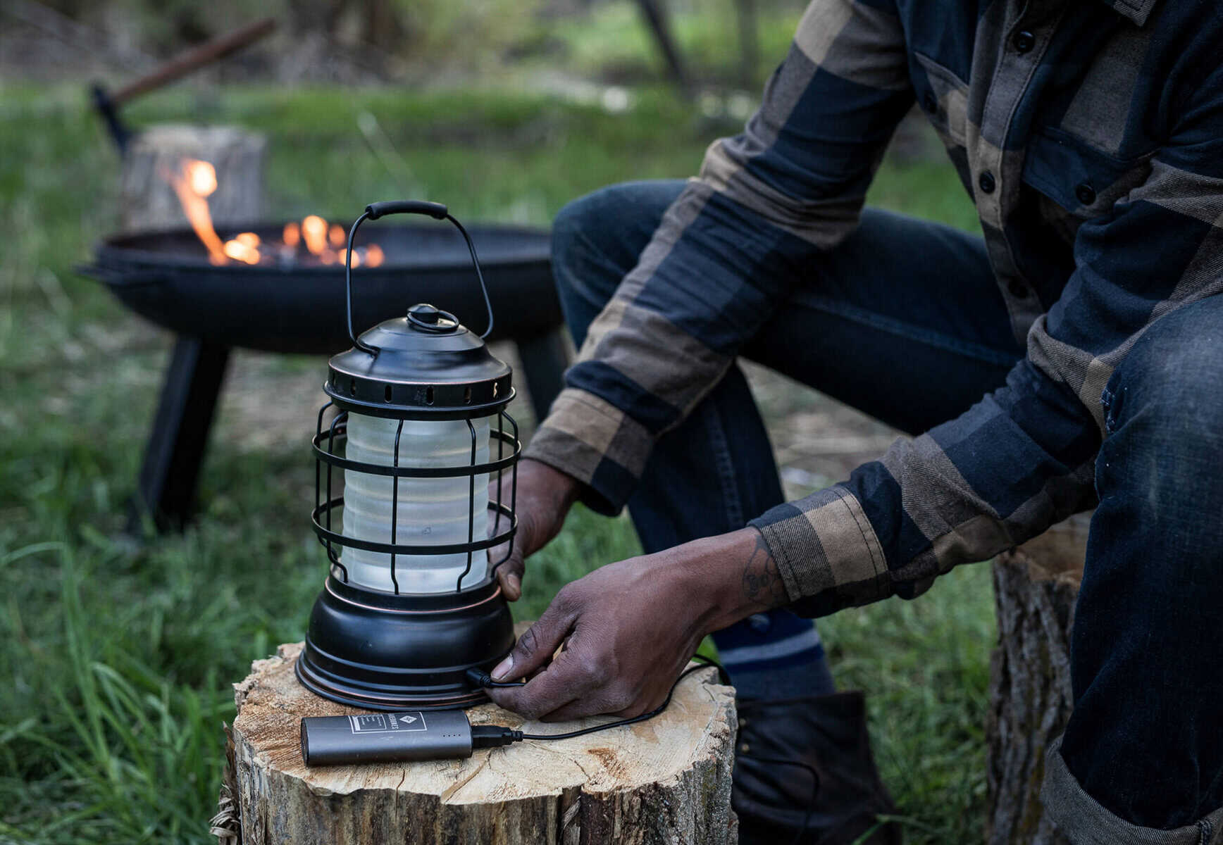 Kerzenlaterne im Outdoor-Einsatz beim Camping, Mit Stromquelle, für gemütliche Atmosphäre, robustes Design, ideal für Wandern, Picknick, Notfälle, Zubehör von GoldFerse.