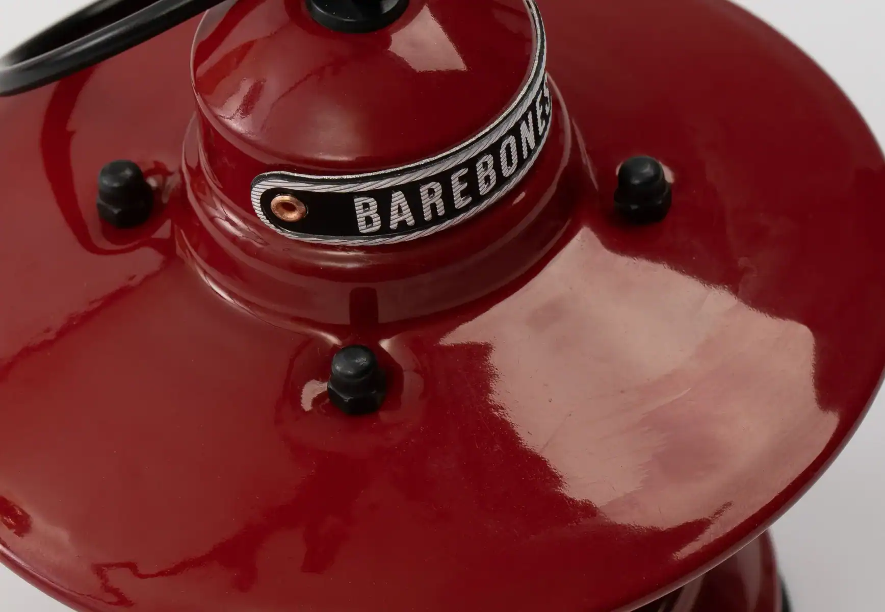 Hochwertiger Batard Kaffeevollautomat mit rotem Gehäuse und hochwertigem Edelstahl-Design, ideal für professionelle Cafés und Gastronomiebetriebe.