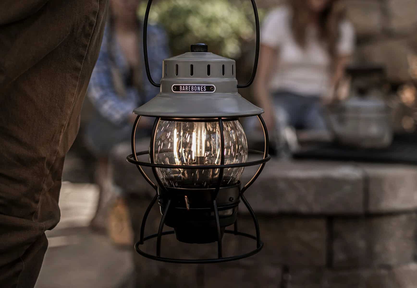 Leuchtende Laterne im Vintage-Stil bei Abenddämmerung, perfekt für stimmungsvolles Outdoor-Feeling.
