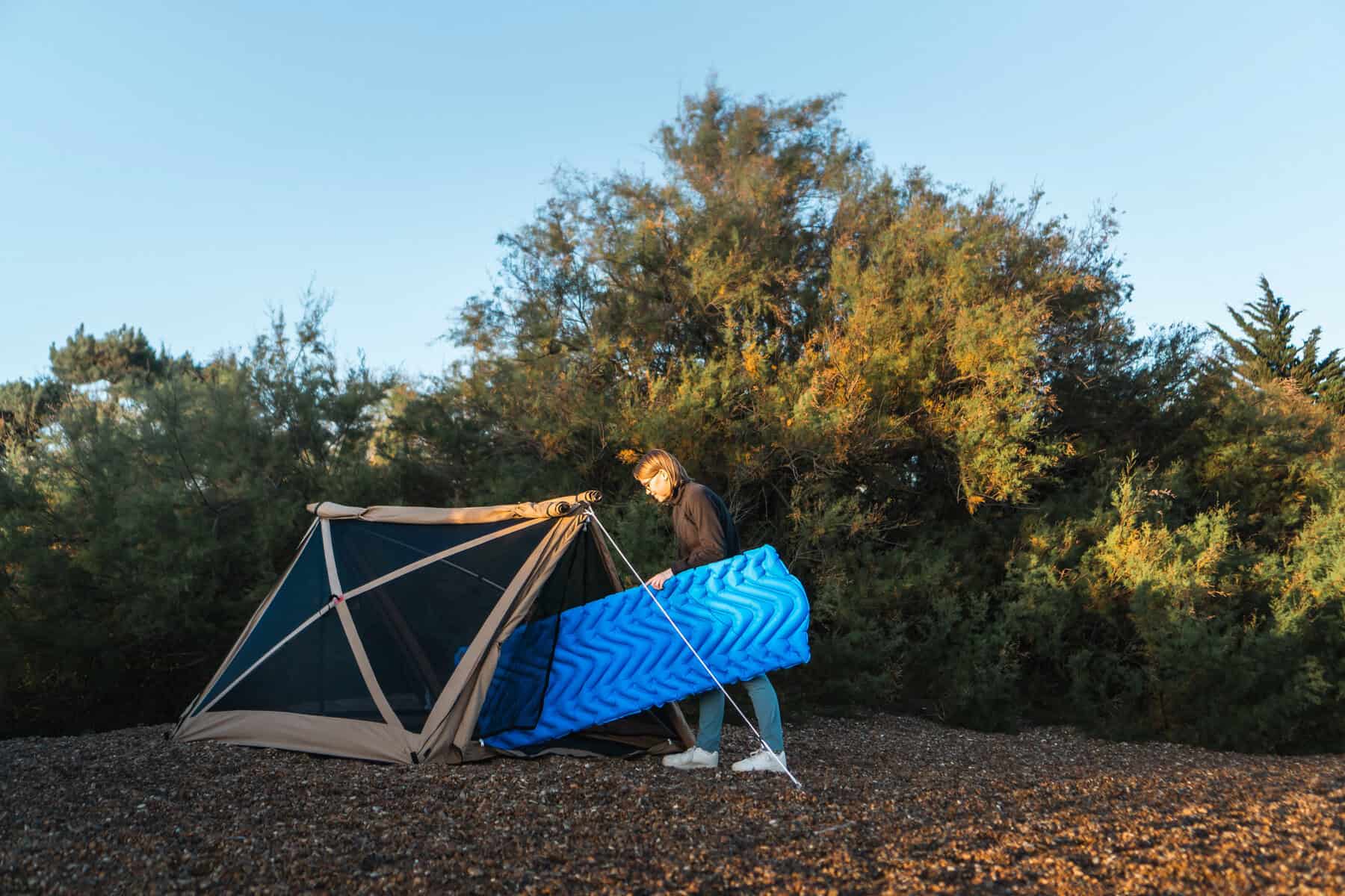Leuchtende Schlafmatte beim Camping, leicht aufblasbar und komfortabel, perfekt für Outdoor-Abenteuer, langlebig und isolierend – ideal für Trekking, Wandern und Camping-Urlaube.