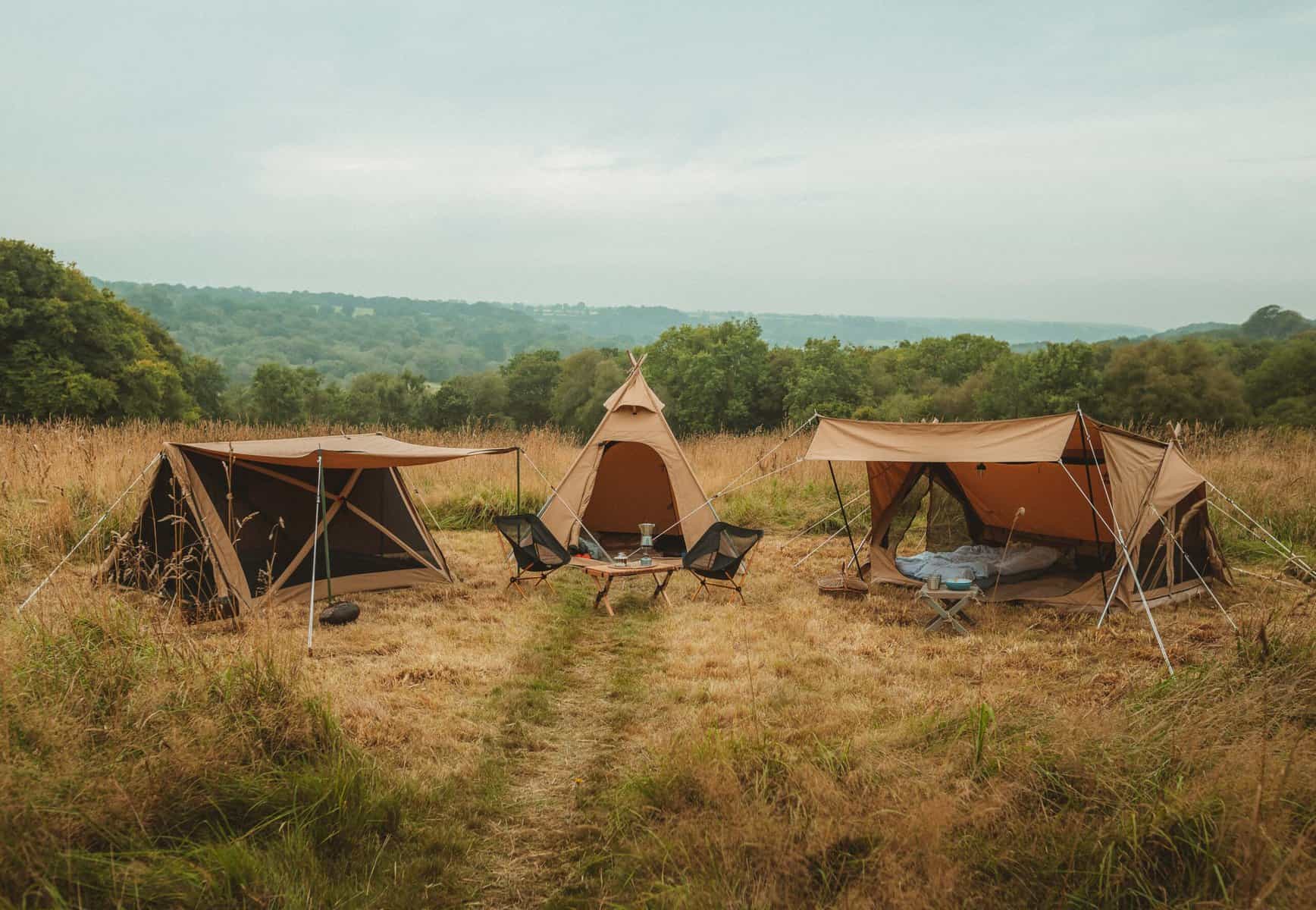 Campingzelt im Grünen, Musselmann Zelt mitten im Naturlandschaft, Outdoor-Abenteuer, Campingausrüstung, Natur, Zelten, Campingurlaub, grüne Natur, Outdoor-Erlebnis, Campingplatz, Naturerlebnis, entspannte Campingatmosphäre.
