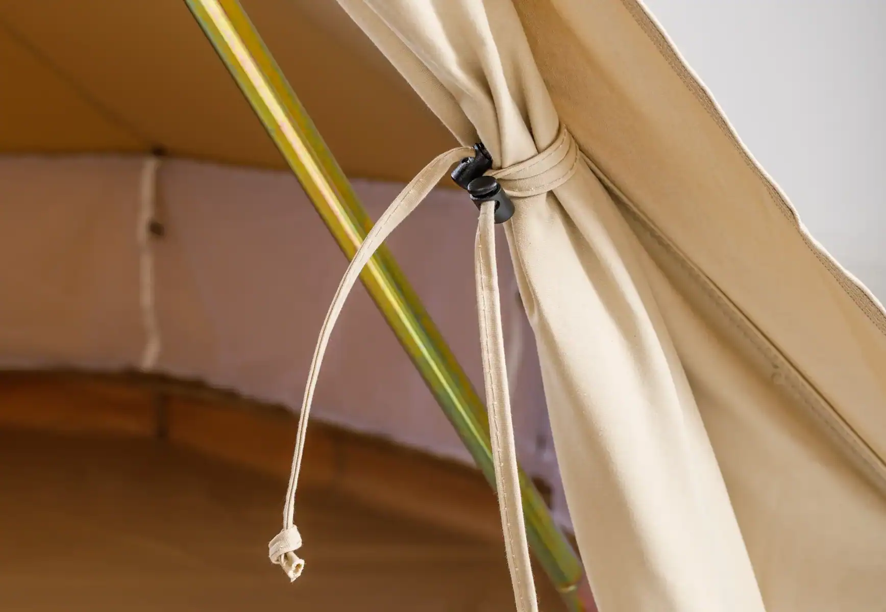 Schutzhülle für Gartenpavillon, bietet UV-Schutz und Wasserschutz, schützt vor Witterungseinflüssen. Passende Abdeckung für Holz- und Aluminium Pavillons, langlebig und wetterfest.