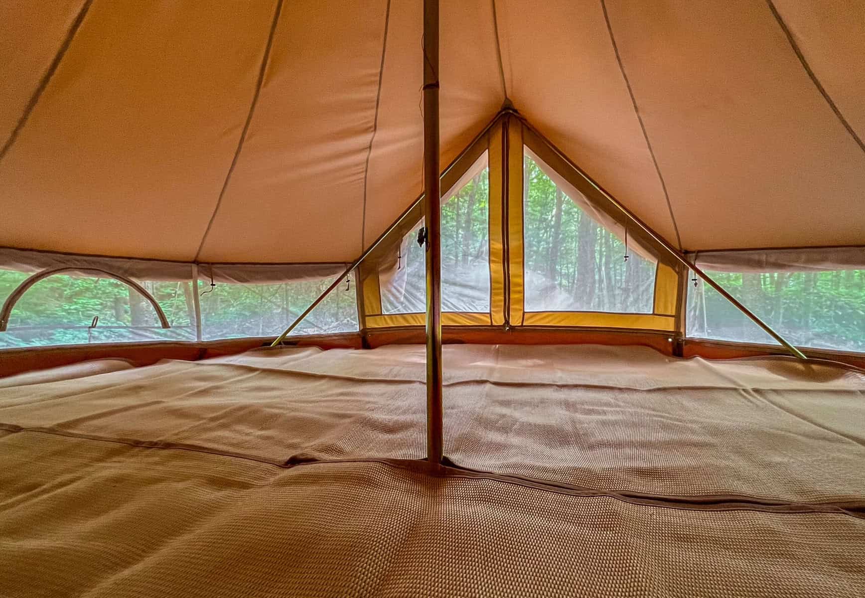 Gemütliches Zelt-Innenraum mit Blick auf die Natur, ideal für Camping- und Outdoor-Abenteuer.