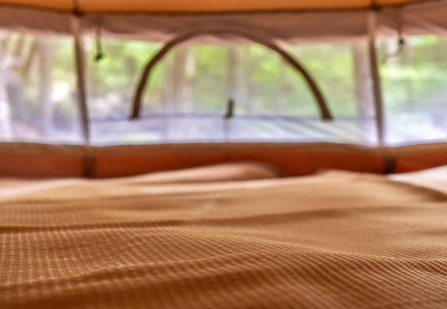 Bequeme Massageliege mit goldener Fersenmatte für professionelle Fußpflege und Wellness-Behandlungen. Perfekt für Spa, Fußreflexzonenmassage und medizinische Fußtherapie. Hochwertige Verarbeitung für optimalen Komfort.