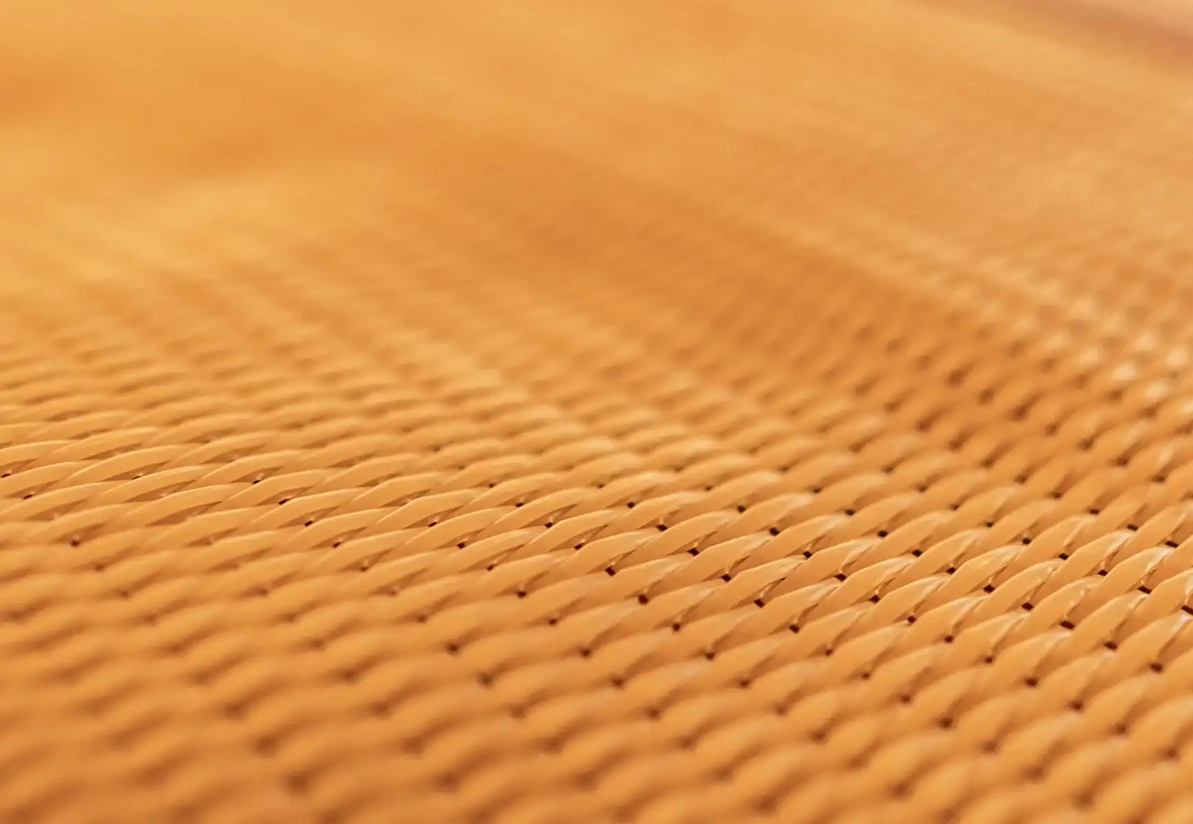 Weißes, strukturreiches Wabenmuster aus GoldFerse, hochwertiges Material für langlebige Fußböden und Infrarotheizungen, ideal für modernes Wohnen und elegante Raumgestaltung.