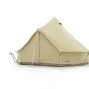 Hübsches, beige Canvas Zelt, ideal für Camping, Trekking und Outdoor-Aktivitäten, wetterfest und langlebig, mit robusten Stahlstangen für stabile Konstruktion.