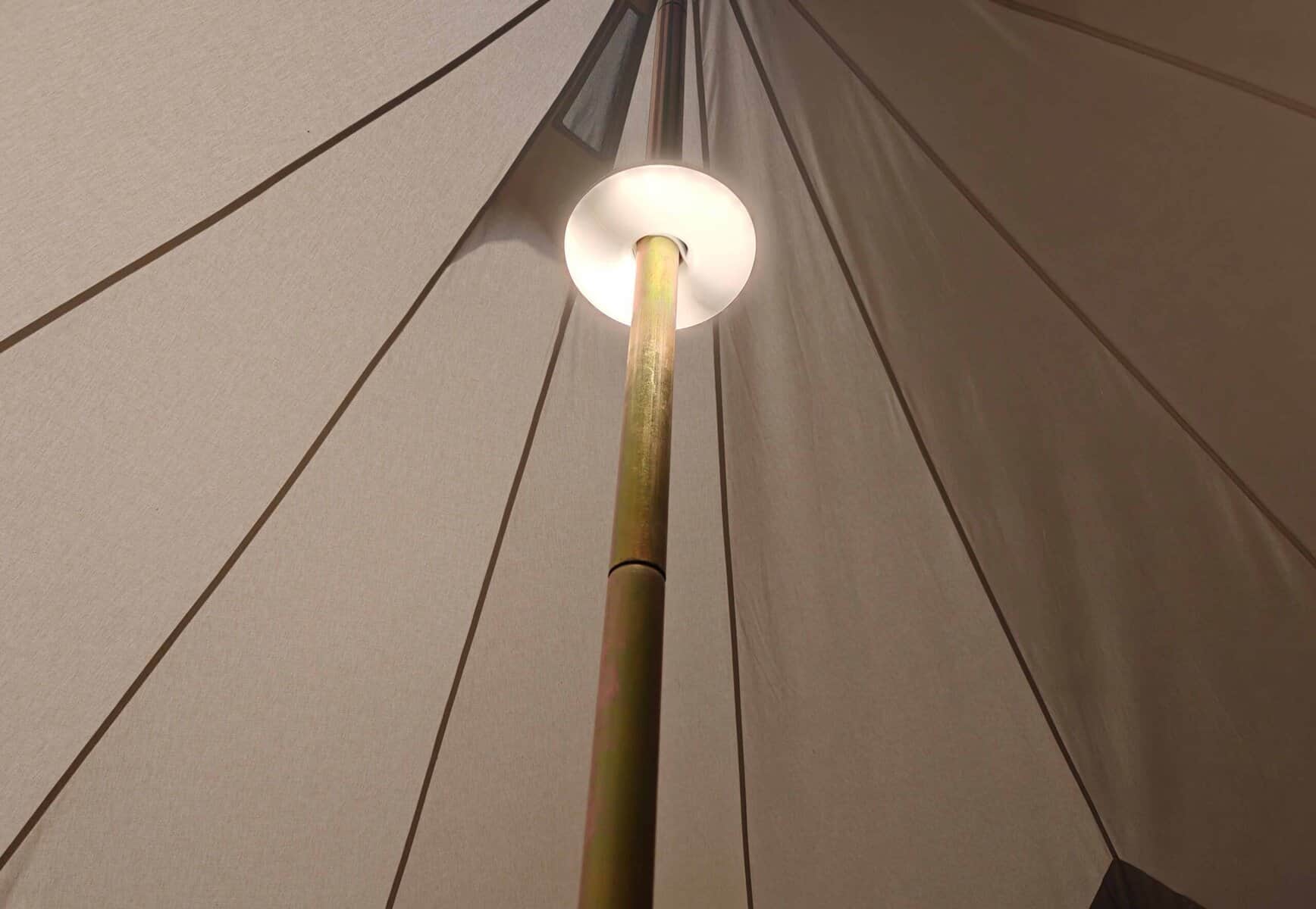Himmelsonnenschirm-Unterseite mit Holzstange und LED-Leuchte, schnell und einfach aufzustellen, perfekte Beschattung für Außenbereiche, wetterbeständig, stilvoller Sonnenschutz.