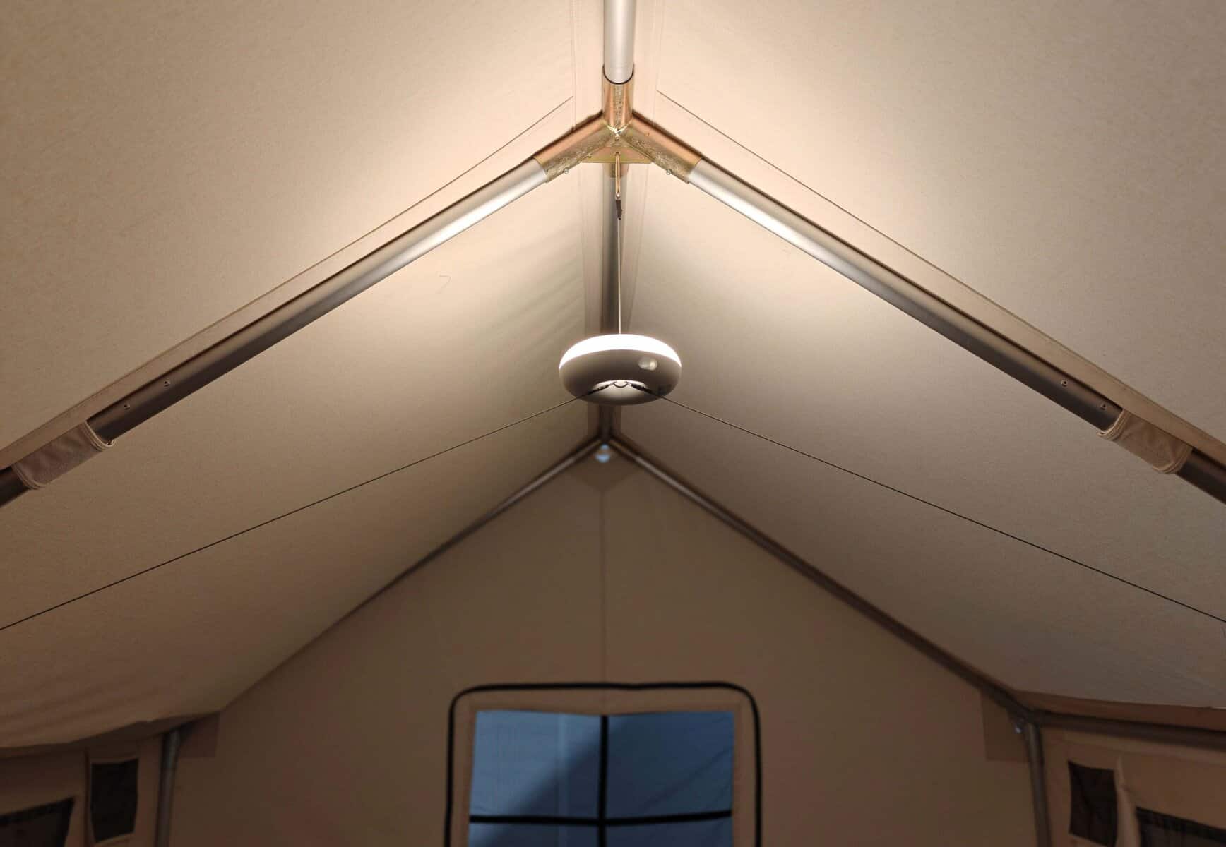 Hochwertiges Zelt mit hochwertigen Edelstahl- oder Aluminiumverbindungen, perfekt für Veranstaltungen im Freien und Camping, langlebig und wetterfest, im Inneren Blick auf die Zeltdachstruktur.
