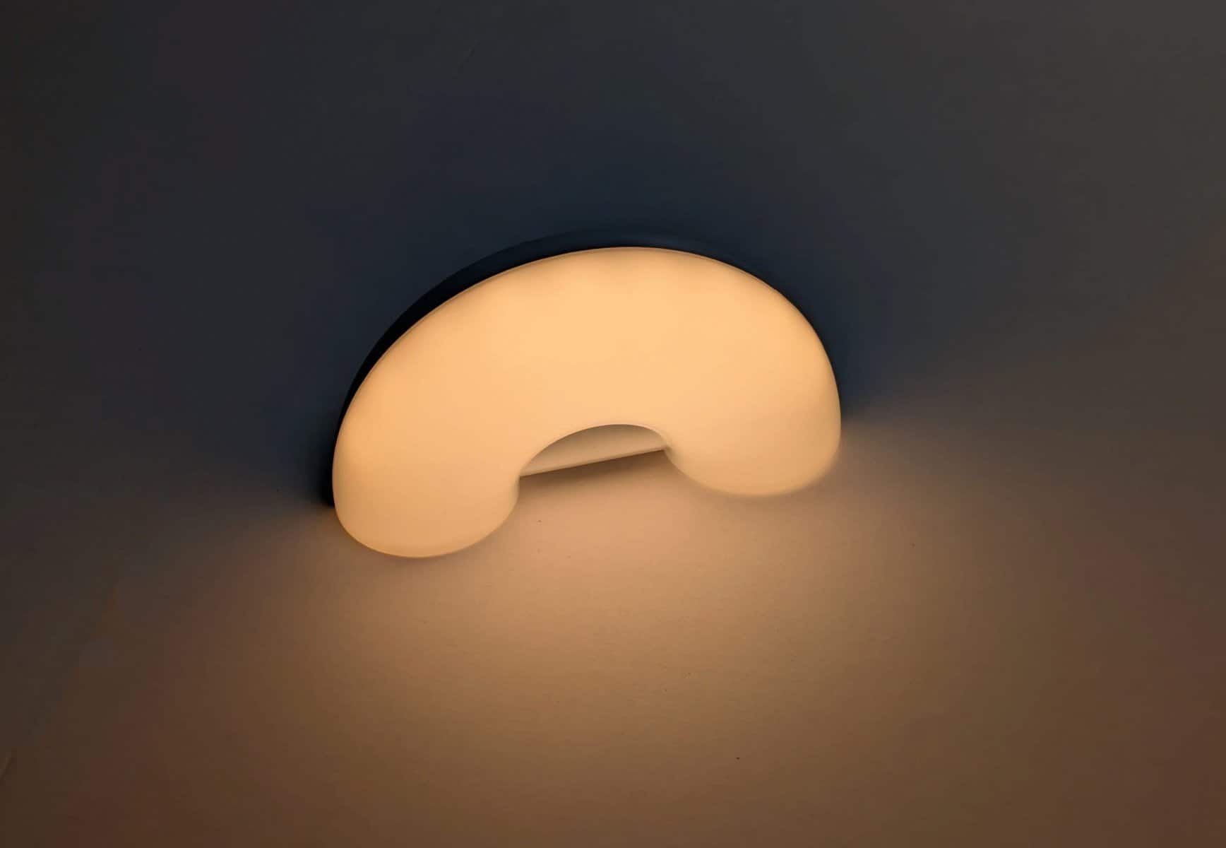 Moderner Deckenleuchte mit einem einzigartigen, geschwungenen Design und warmem Licht, perfekt für stilvolle Wohnräume und Schlafzimmer.