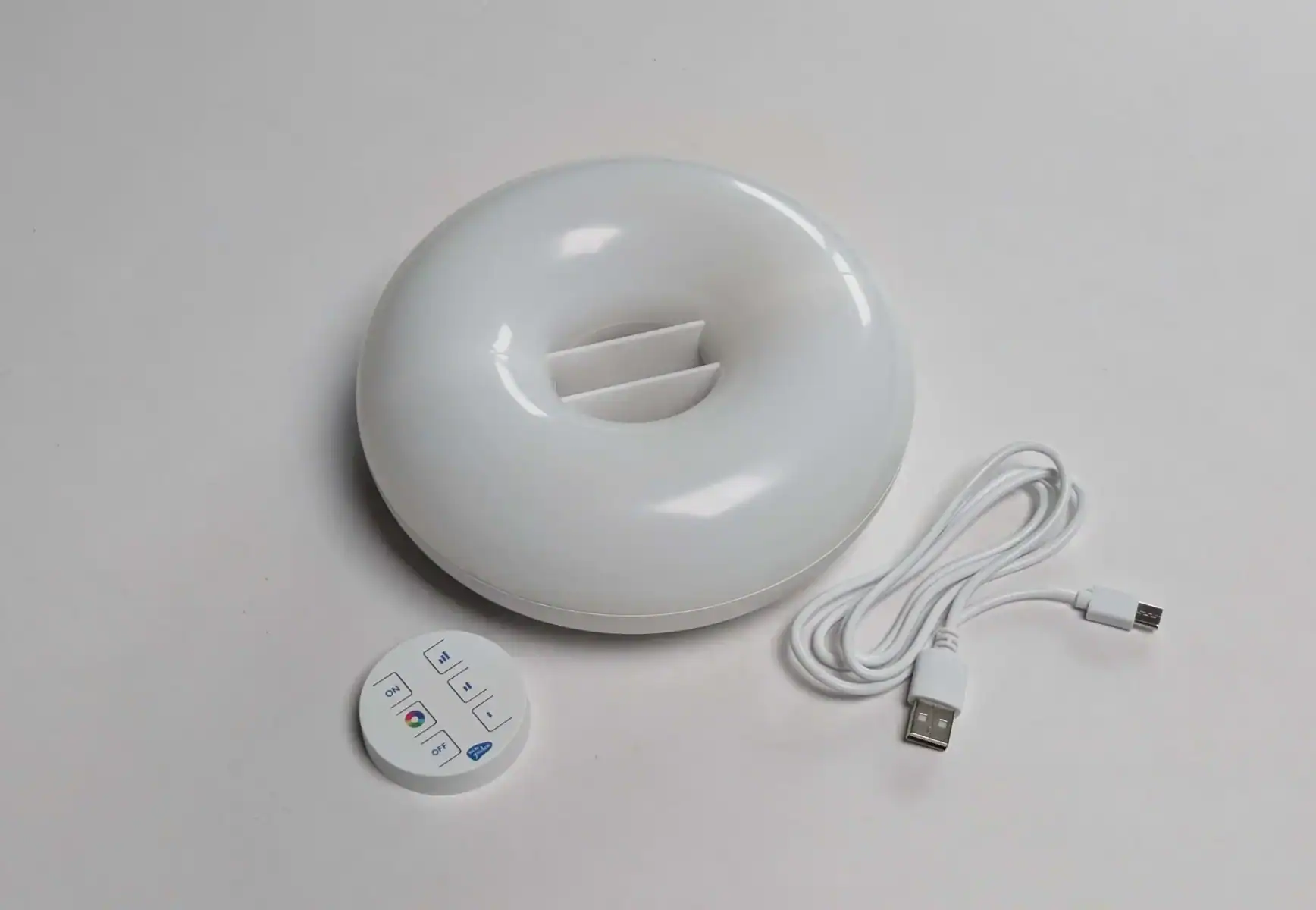 Haut moderner LED-Lichttherapie-Gerät mit Fernbedienung und USB-Kabel, ideal für Hautpflege, Anti-Aging und Hautstraffung, flexibel einsetzbar für Gesicht und Körper.