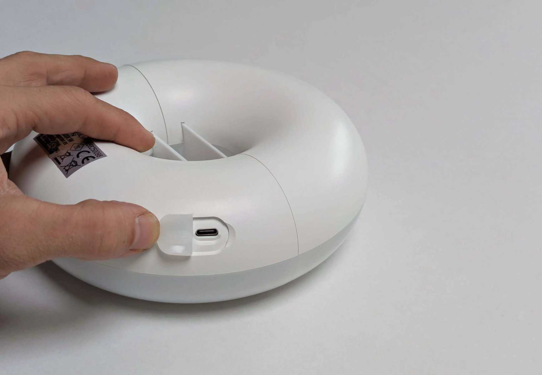 Modernes Elektronikgerät mit USB-C Anschluss, handgehalten, auf weißem Hintergrund, innovative Technologie, hochwertige Verarbeitung, stilvolles Design, benutzerfreundlich, für den täglichen Gebrauch.