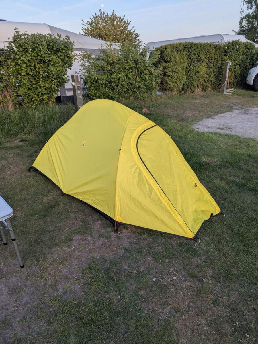GELBE ZELT IM FREIEN FÜR CAMPING UND OUTDOOR-AKTIVITÄTEN.