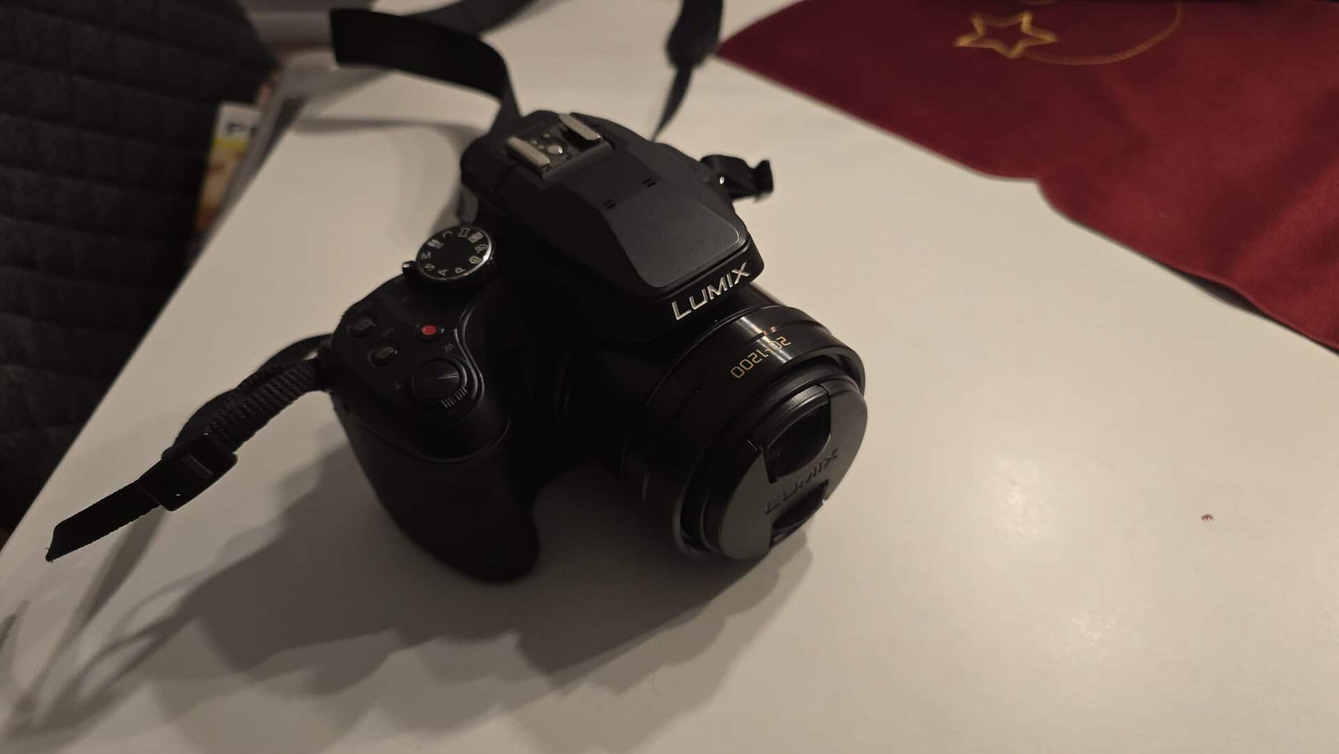 Hochwertige Panasonic Lumix Kamera mit großem Zoombereich und professionellen Funktionen, ideal für Fotografie-Enthusiasten und Hobbyfotografen.