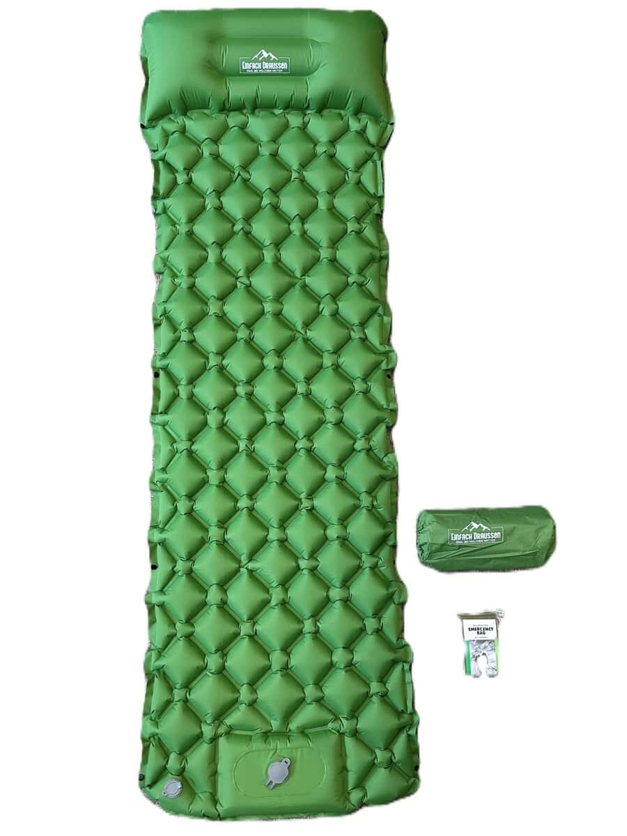 Leuchtend grüne aufblasbare Isomatte für Outdoor-Abenteuer, inklusive Kompressionssack und Reparaturset, ideal für Camping, Wandern und Trekking. Hochwertige Luftmatratze von GoldFerse für komfortablen Schlaf im Freien.
