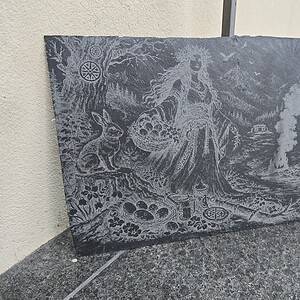 Alte Schieferplatte mit Ostara-Motiv, handgefertigte Gravur aus recyceltem Schiefer.