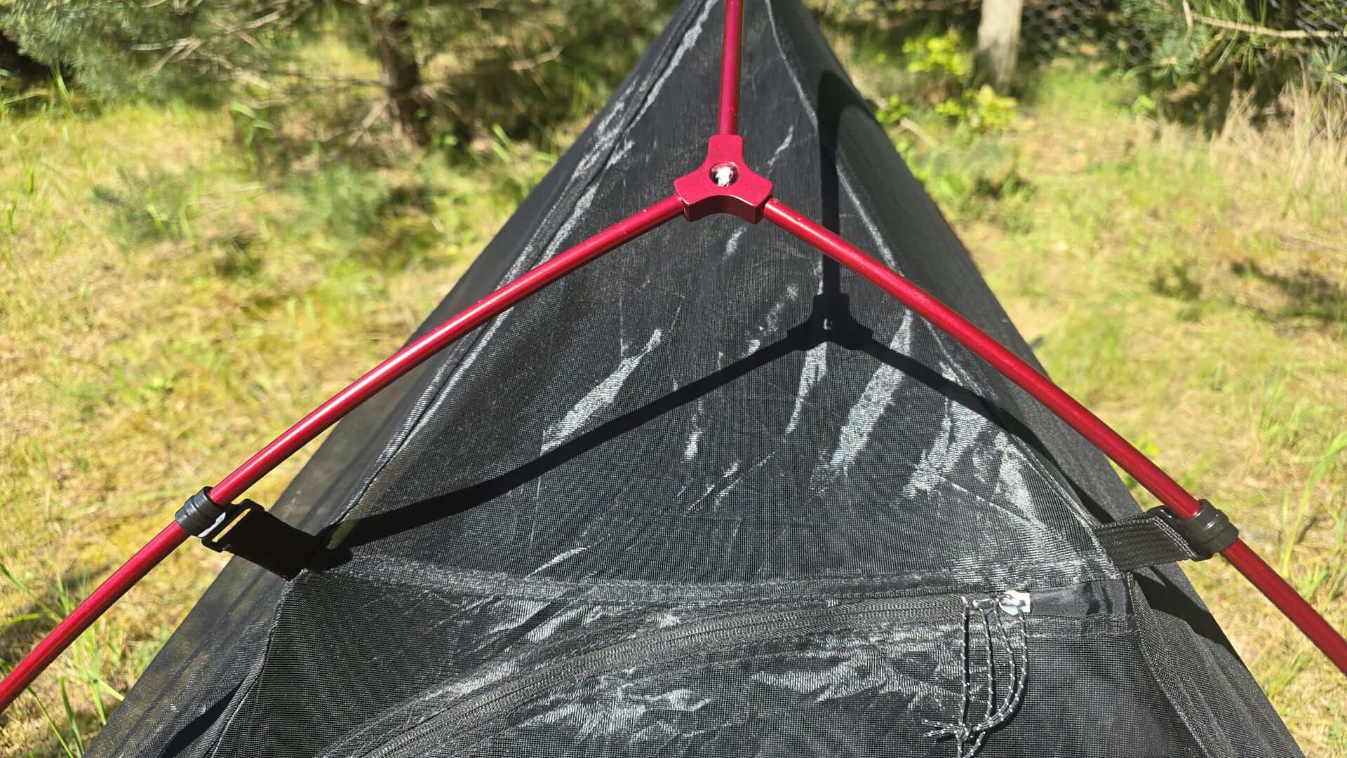 Leichtes 2-Personen-Zelt aus wasserdichtem Material, ideal für Trekking und Camping, mit robusten Stangen und einfacher Aufbau, perfekt für Outdoor-Abenteuer.