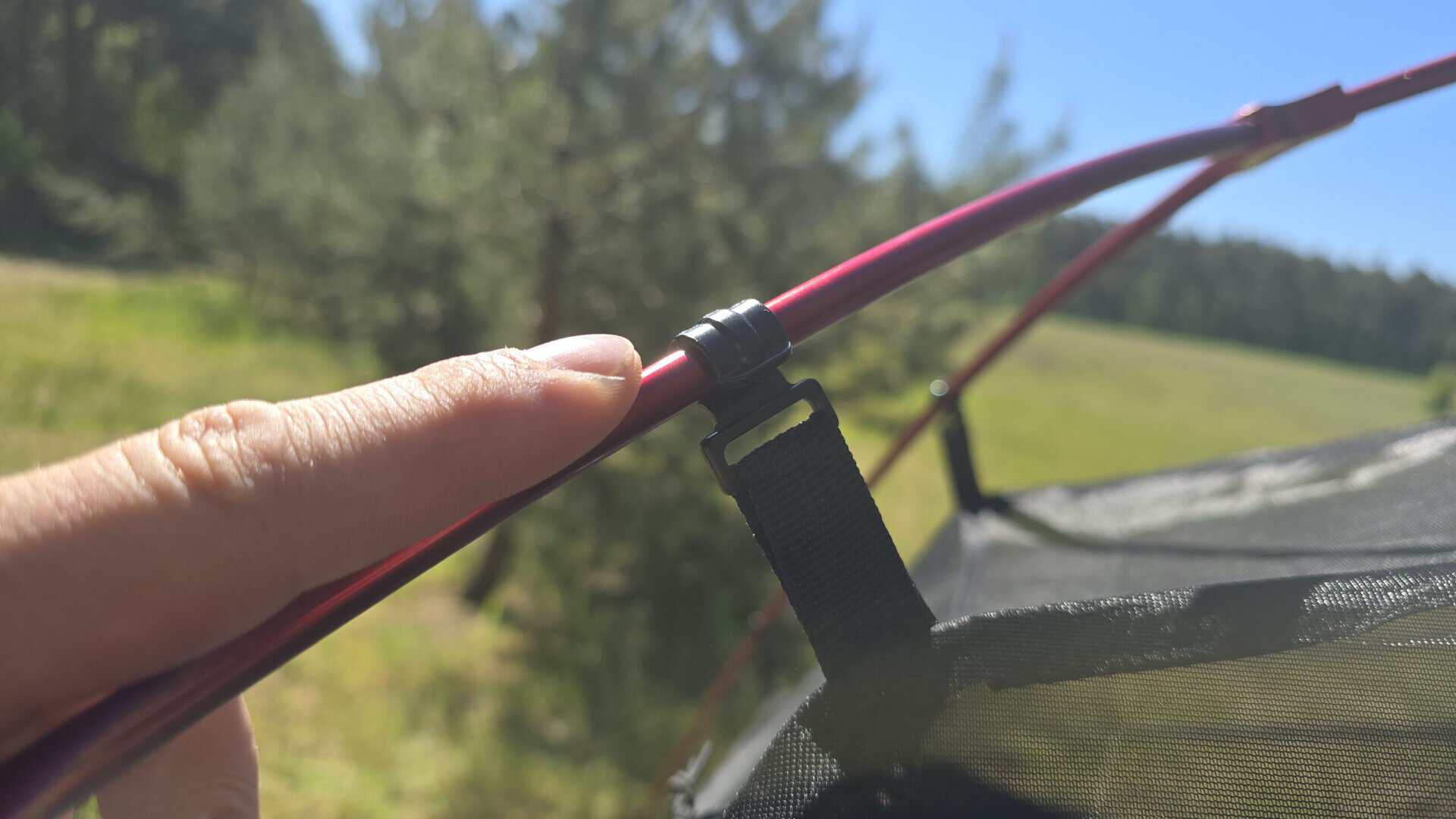 Robustes 2-Personen-Zelt, ideal für Trekking und Camping, leichtes Gewicht von nur 2 kg, perfekt für Outdoor-Abenteuer, günstiger Mietpreis ab 5 €/Tag, inklusive Kaution.