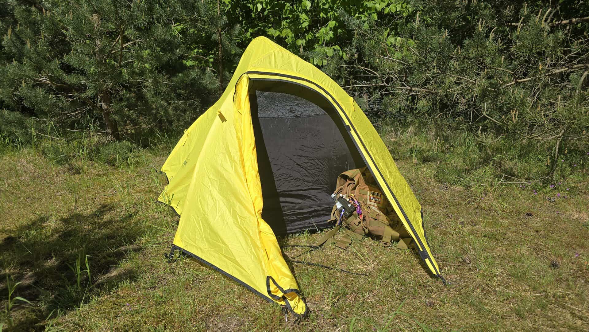 Ein gelbes, ultraleichtes Zelt für 2 Personen, ideal für Camping und Trekking im Freien, leicht zu transportieren, perfekt für Abenteuer in der Natur.