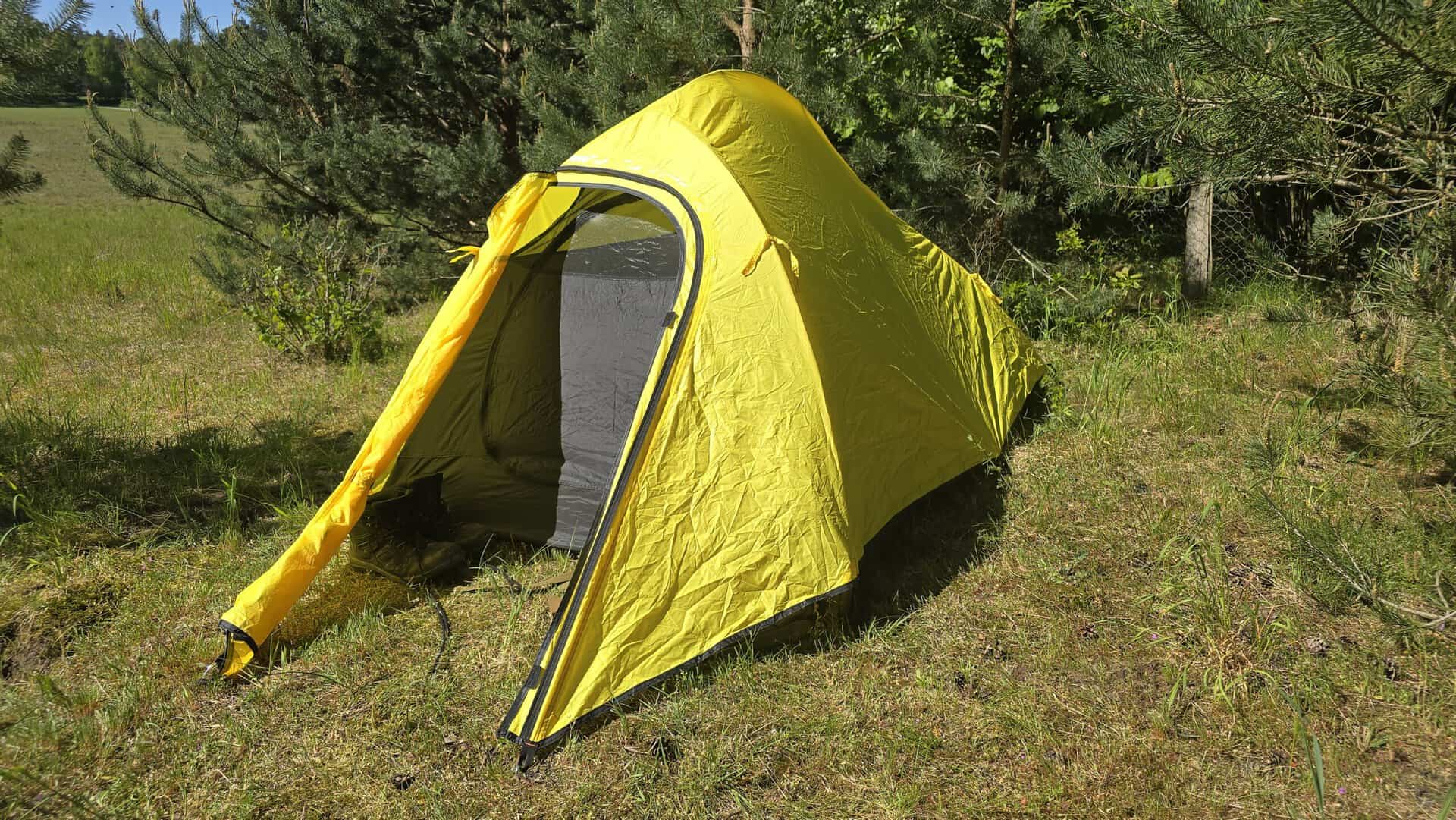 Leichtes 2-Personen-Zelt in leuchtendem Gelb, ideal für Camping, Trekking und Outdoor-Abenteuer, nur 2 kg schwer, perfekt für unterwegs, günstiger Mietpreis ab 5 €/Tag.