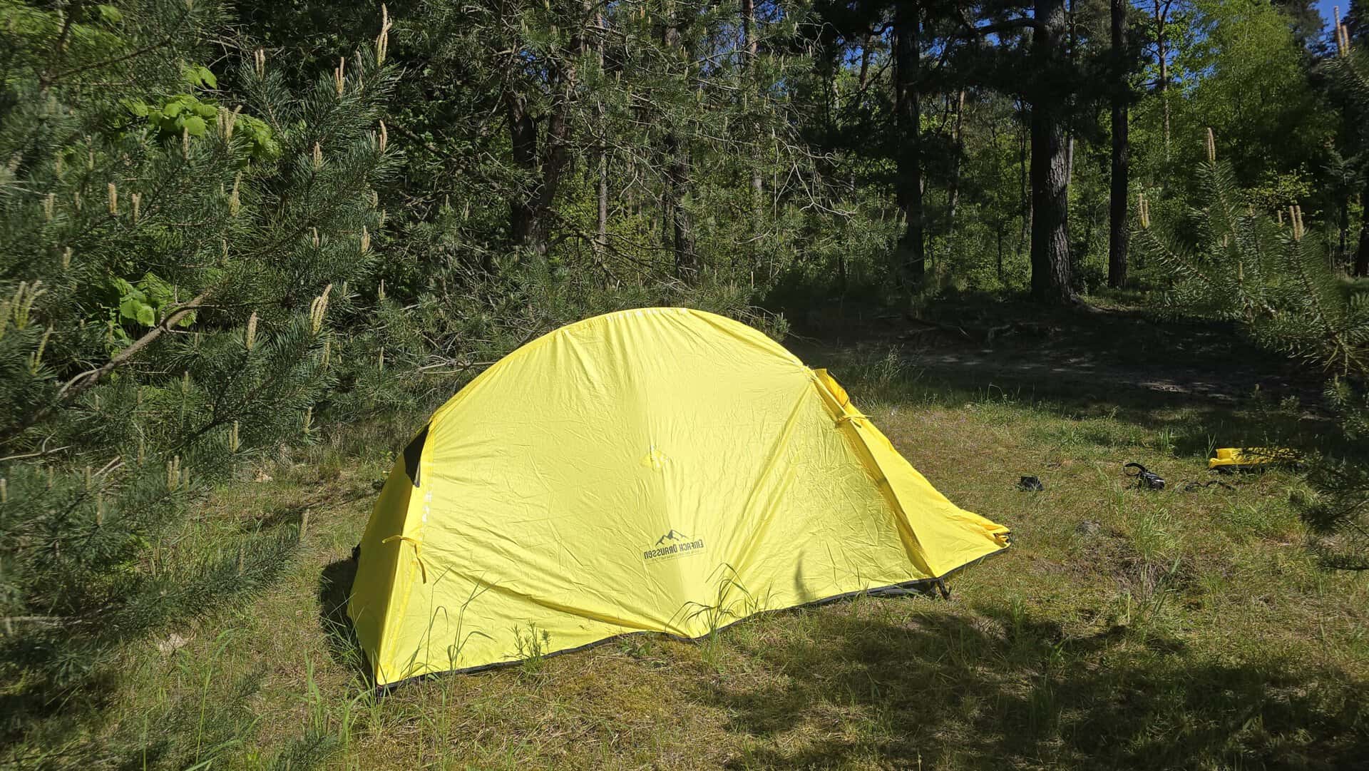 Altes, gelbes Zelt für Camping im Freien, ideal für Trekking und Outdoor-Abenteuer, leicht und kompakt, perfekt für 2 Personen, bei GoldFerse erhältlich.