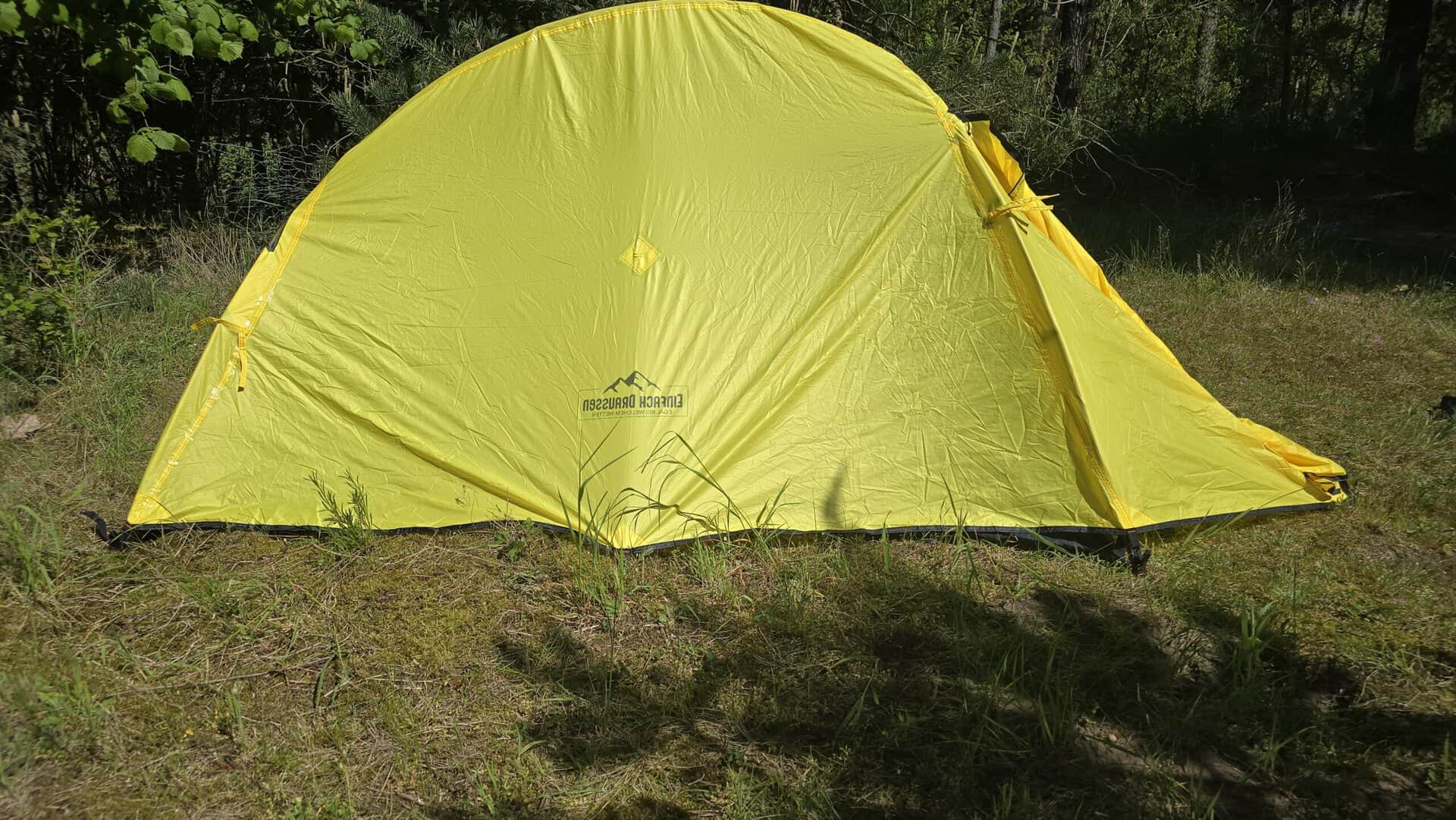 Attraktives, gelbes Zelt ideal für Trekking und Camping, bietet Platz für zwei Personen, leichtes Gewicht von nur 2 kg, perfekt für Outdoor-Abenteuer.