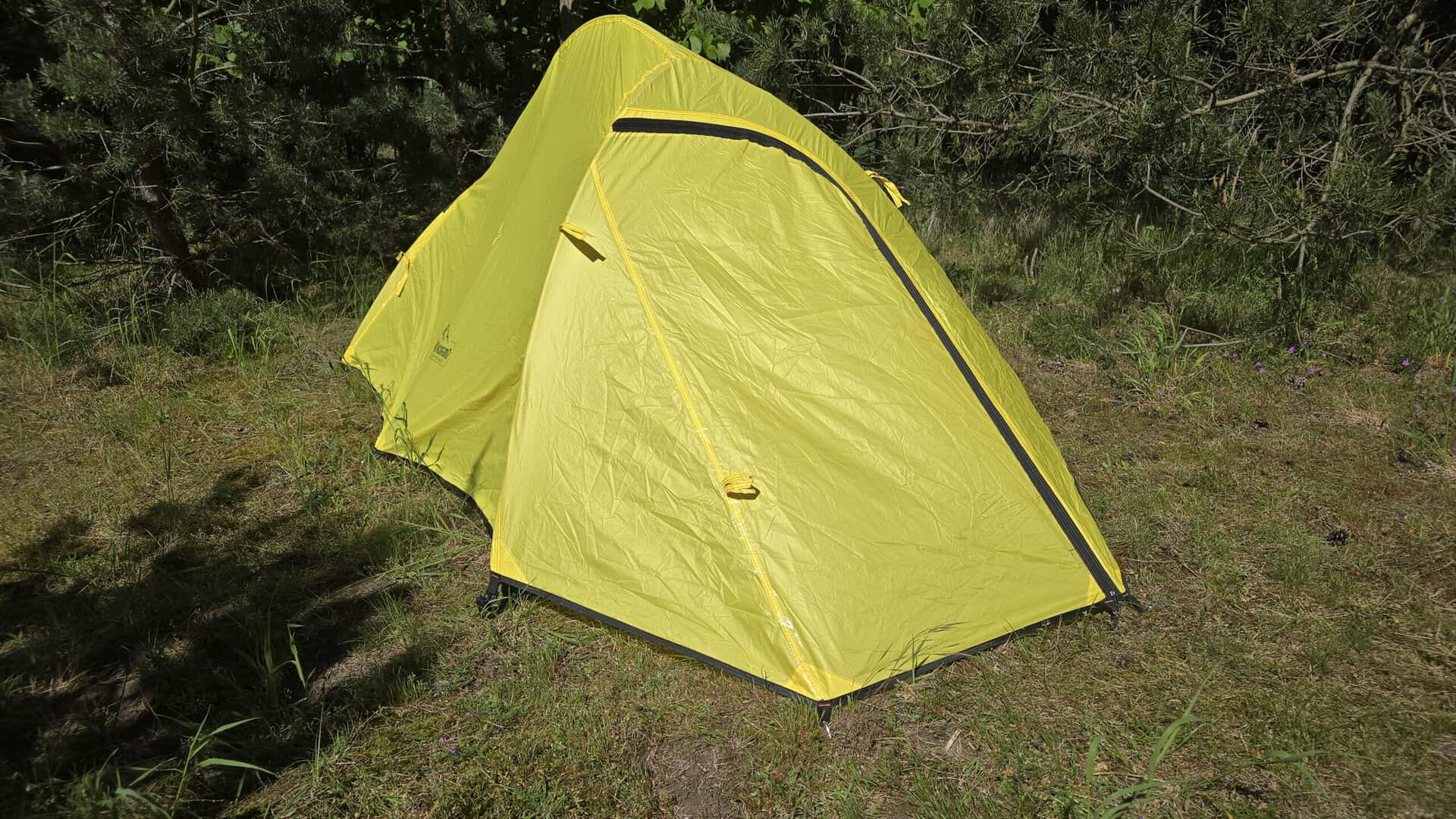 Leichtes, gelbes 2-Personen-Zelt ideal für Camping, Trekking und Outdoor-Abenteuer, einfach aufzubauen und perfekt für Naturerkundungen.