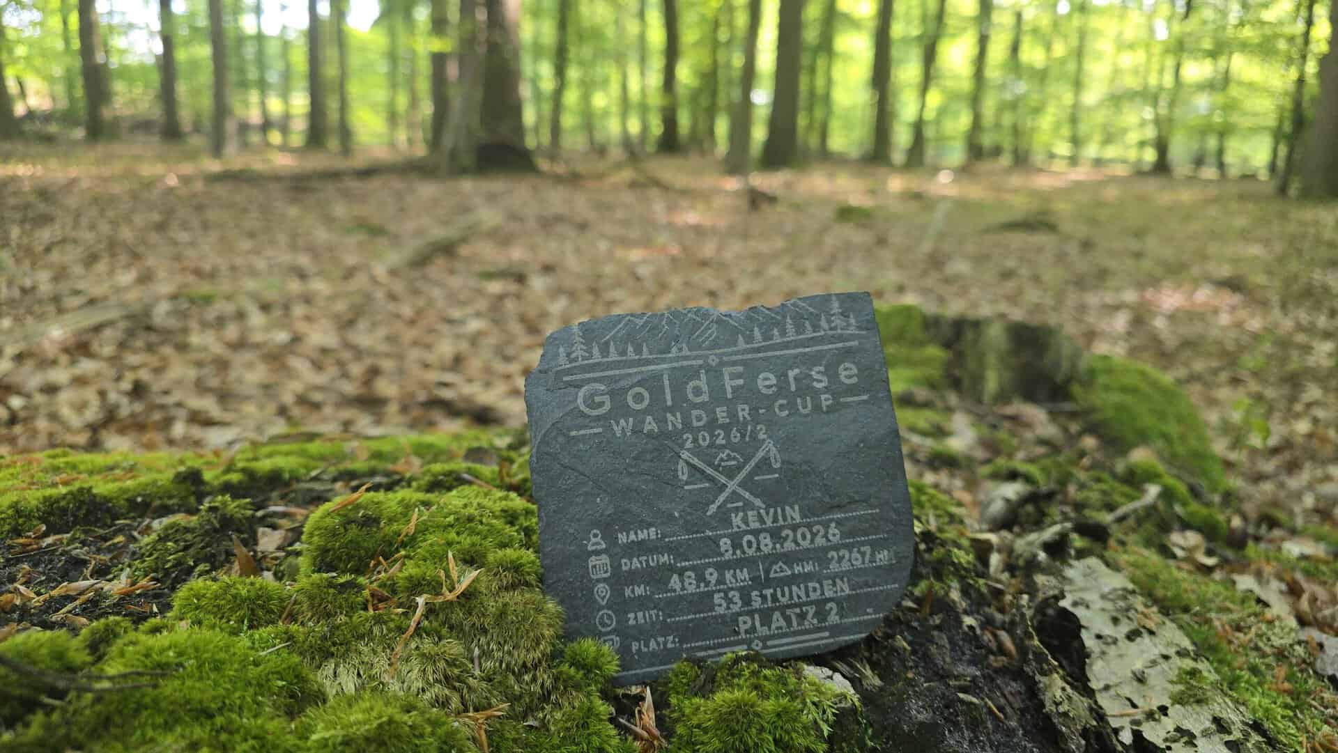 Wanderpass von GoldFerse im Wald, mit persönlichen Daten und QR-Code, für Outdoor-Abenteuer und Wanderungen in der Natur.