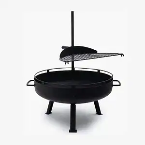 Kaminfeuerstelle mit Grillrost, ideal für Outdoor-Kochabende, aus robustem Metall gefertigt, schwarz, mit drei Beinen und integriertem Grill.