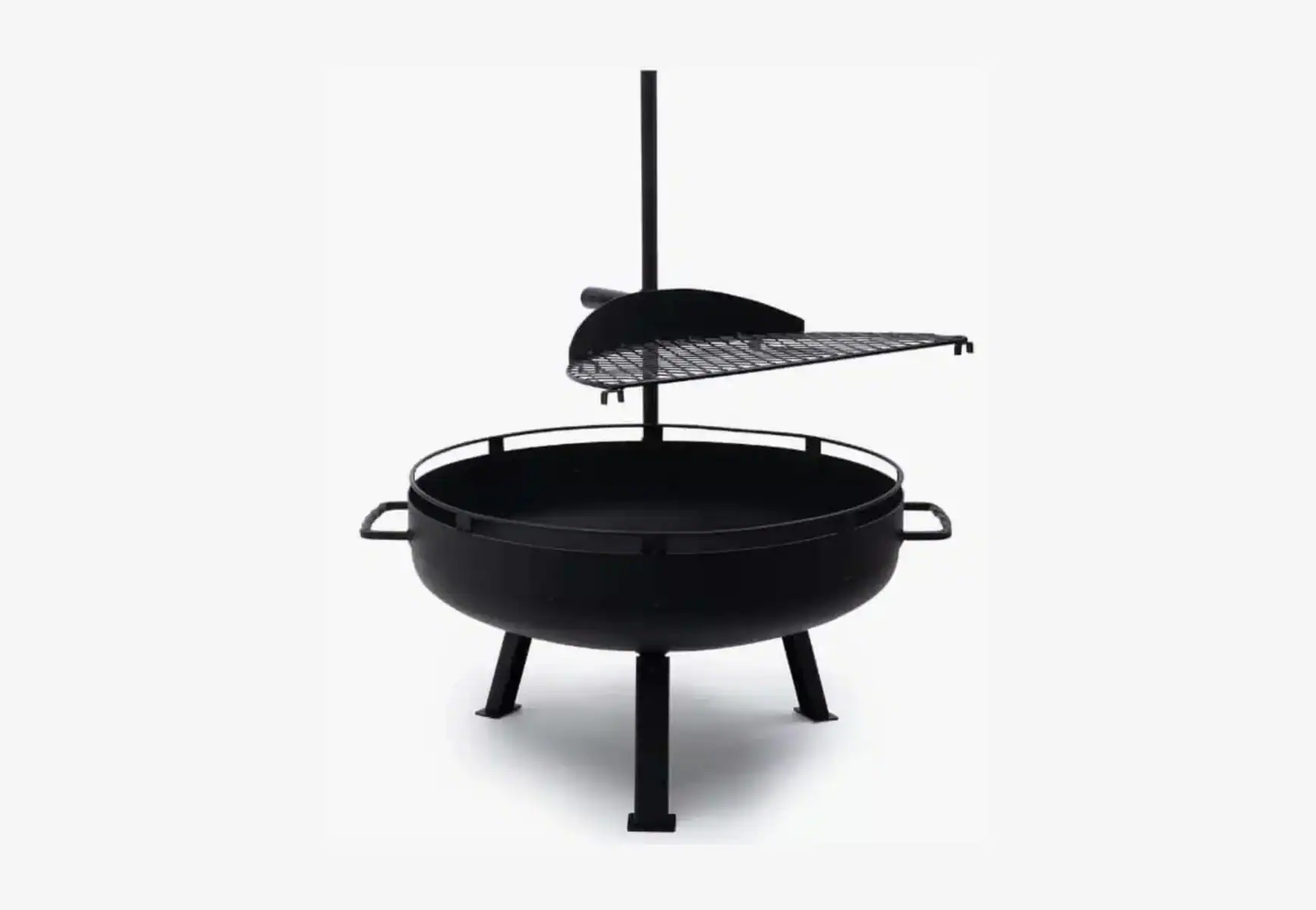 Kaminfeuerstelle mit Grillrost, ideal für Outdoor-Kochabende, aus robustem Metall gefertigt, schwarz, mit drei Beinen und integriertem Grill.