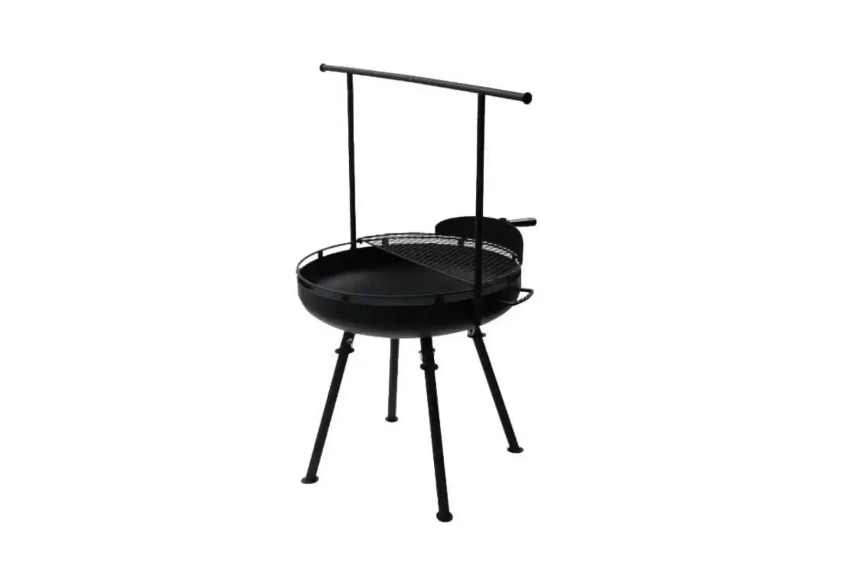 Große Cowboy-Feuerschale mit höhenverstellbarem Grillrost und stabilen Beinen, ideal für Lagerfeuer und Grillabende im Freien.